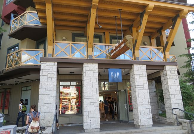 ウィスラーに意外に少ないカジュアル洋品店