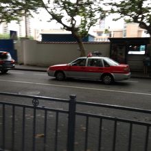 赤に銀屋根の中小タクシーですが屋根の赤い行灯は優良タクシー