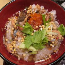 ハラスいくらに出汁をかけて食べます。