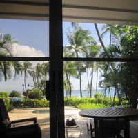 お部屋の中から見たパティオ。パラソルがないのが残念。