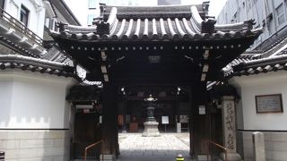 ３階建て白壁の立派な寺院庫裏のある名刹です