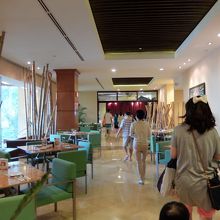 店内への入り口。フロントから奥へ進むと正面にあります。