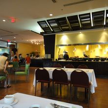 全体の雰囲気。左奥にテーブル席がたくさんあります。