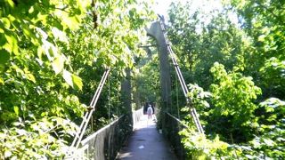 観光客が訪れない小さな吊り橋が、ツアレベッツ城砦の足元を流れるヤントラ川にひっそりと架かっている