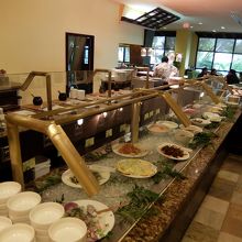 サラダなどがならんでいます。