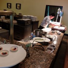 目の前でピザを切ってもらいます。