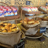 朝食のパンやシリアル