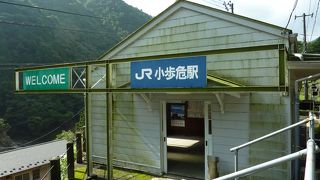 道路から階段をずいぶん上ります