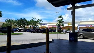 SMストアやペイレスがあります