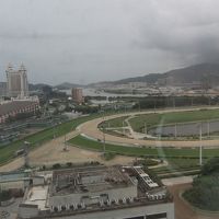 ホテルの部屋から見えるのは隣の競馬場