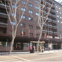 通りを横切ったところにスーパーがあります