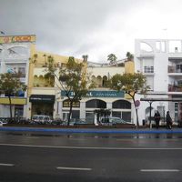 正面がホテル。右側のバス停からバスが出ます。