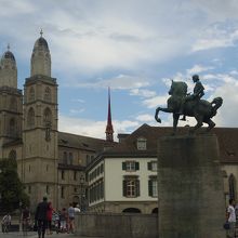 前に騎馬像、橋の向こうに大聖堂があります