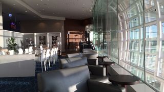 深夜はベンチ争奪戦