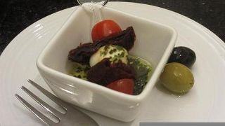 地下1階にあるテイクアウト可能なレストラン