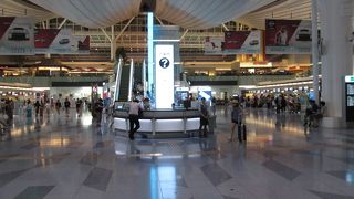 夏季休暇が始まり空港ターミナルが混雑