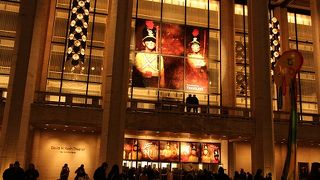 芸術の殿堂、便利スポットもあります