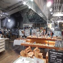 パン屋さんとファストフードショップが合体したような店。