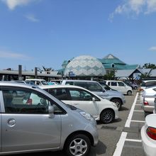 広い駐車場がありますが、こ満車で、駐車場渋滞もあるようです。
