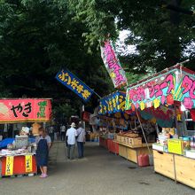 屋台で賑わう鳥居前