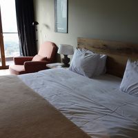 客室は十分広く、外にはテラスもついています。