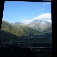 部屋の中からカズベキ山を見る