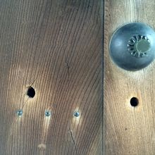 山門に残る銃弾の跡