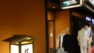 最近ところどころで見かけるシャツのお店です