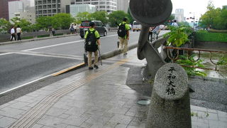 平和公園から中国電力へはこの橋です