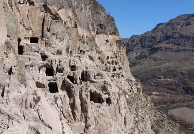 ヴァルジア遺跡 (歴史博物館と洞穴修道院)