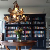 ホテルのロビー。色んな本がおいてあります