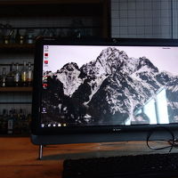 バー。山の風景を映したPCも