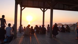 水平線に落ちる夕陽は圧巻