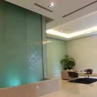 ホテルのエントランスです。フロントは別の階になっています。