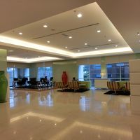 すっきりしたフロントで、無料のカフェコーナーがあります。