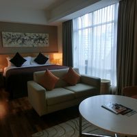 ベッドルームはソファーも入ってそれなりの広さもあります。