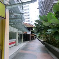 ＫＣＬＬなどへ続く空中回廊までは屋台がある通路です。
