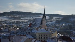 チェスキークルムロフ城と対峙する尖塔と大屋根の教会