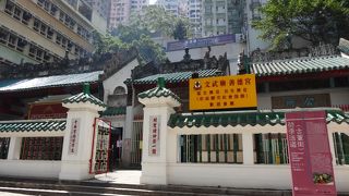 お香のにおいが充満していました