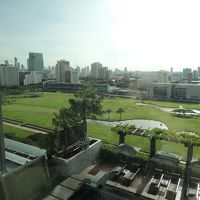 プール越しに競馬場が見えます