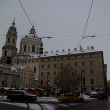 聖ミクラーシュ教会とマラーストラナ広場。