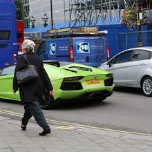 広場のロータリーでランボルギーニを発見