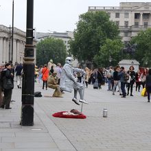 大道芸人ですが、一本の棒で宙に浮いています