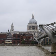 セントポール大聖堂とミレニアムブリッジ、テムズを渡ります