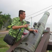 和蘭製の大砲。男性は現地ガイドさん