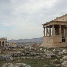 東側から眺めたエレクティオンとアテナの古神殿・祭壇跡
