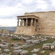 エレクティオンの前に広がるアテナ古神殿跡と祭壇跡