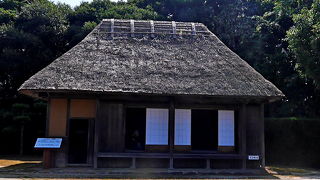 掛木古墳の隣，100円で古墳の事と古民家がわかる．時間があればよるべき