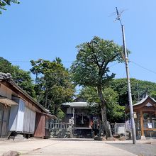 山の上にある