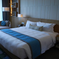 大きなベッド♪に回転式のソファがありました。